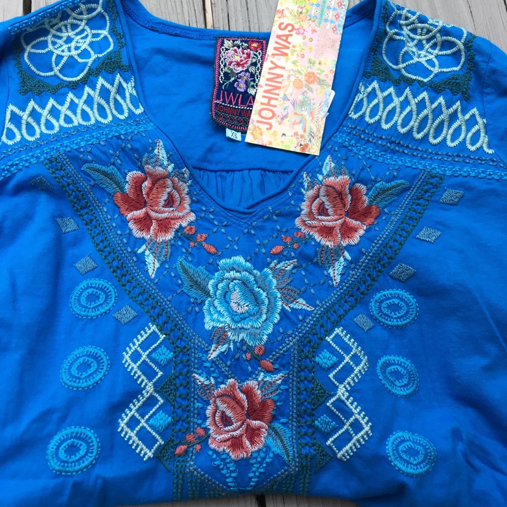 NWT JWLA XS Johnny Was Embroidered red roses on Yoke Tunic blue boho festival